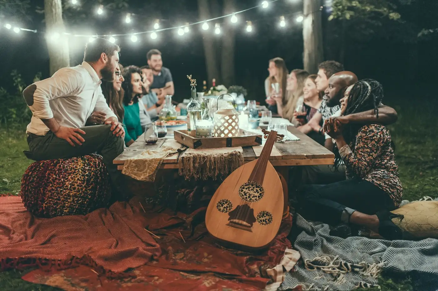 Soirée d'été entre amis dans un jardin sans moustiques